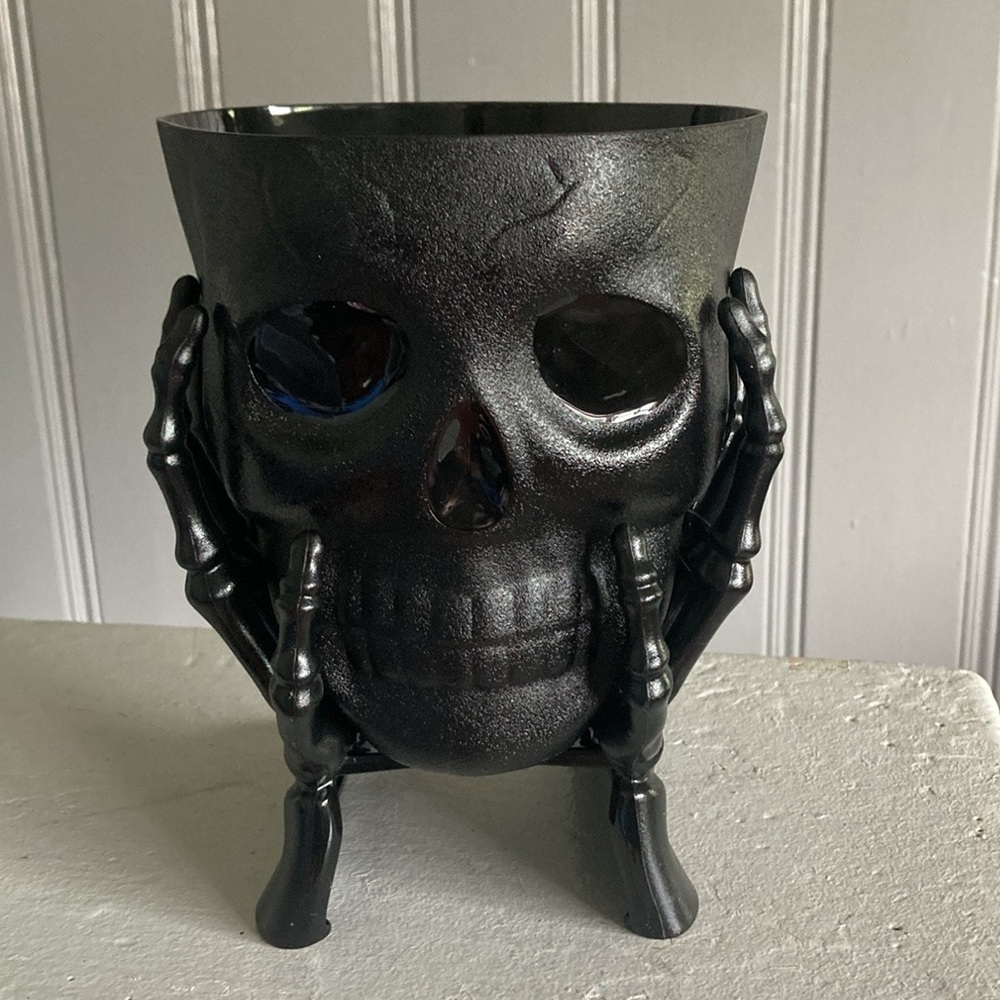 NWT Black Skull 💀 in Hands Snack or Candy Bowl Decoration